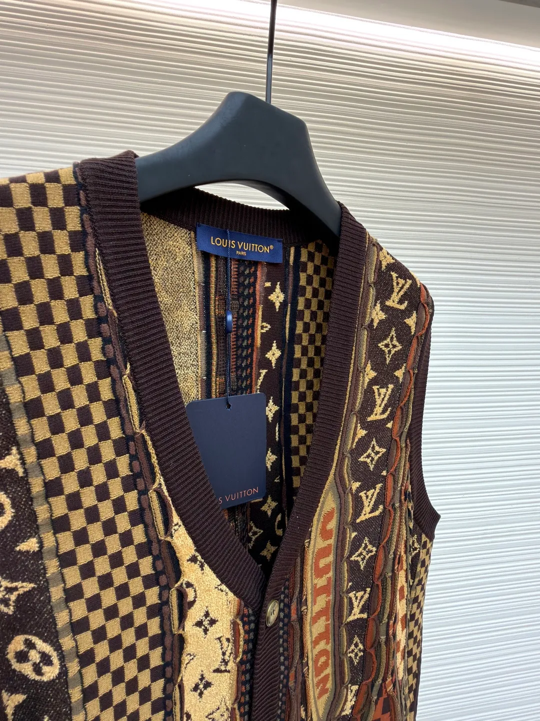 LOUIS VUITTON x Nigo jacquard knitted cardigan vest ●Original version: 13900 purchase and development ●Item number: 1681549-B45 ●Fabric: cotton fabric ●Technology: jacquard knitting ●Color: brown ●Version: fitted version ●Weight: about 330 grams ●Size: S-M-L-XL ●Description: This LOUIS VUITTON x Nigo FW25 This jacquard-knit cardigan vest has a loose fit for comfort and freedom of movement. The fabric is made of high-quality wool blend, with a soft and delicate feel, excellent warmth retention and breathability. The jacquard workmanship of the body is exquisite, with clear patterns and bright colors. It has remained firm and will not fall off after repeated washing tests. The neckline adopts a classic V-neck design, which fits the neck line and fastens tightly. The stitching on the body is even and neat, about 12 stitches per inch, ensuring a solid structure and not easily deformed. The cuffs and hem are ribbed to fit the body better while maintaining good warmth. The overall craftsmanship is exquisite and the details are well handled, reflecting the brand's strict control of quality. The combination of jacquard technology and wool blended material not only ensures the richness of the visual effect, but also enhances the overall texture and high-end sense. The overall wiring is straight and delicate, the fabric is comfortable and soft, and the color is consistent without color difference. It can be matched with the same style to create a fashionable look and control various occasions. Customized accessories, complete with three standards, same style for men and women!